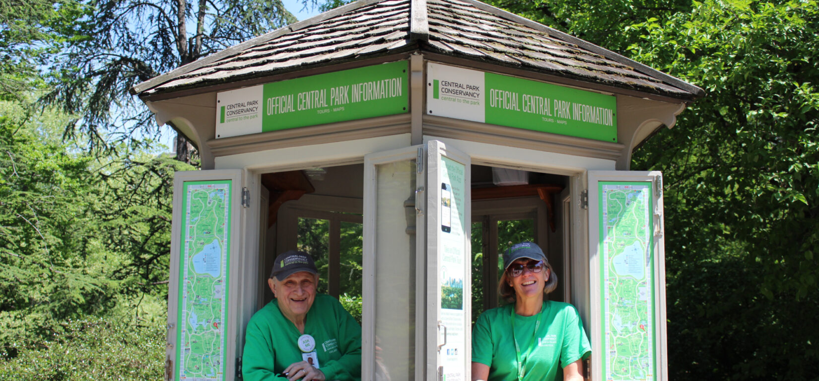 20160512 Volunteers E72nd Kiosk IMG 7613