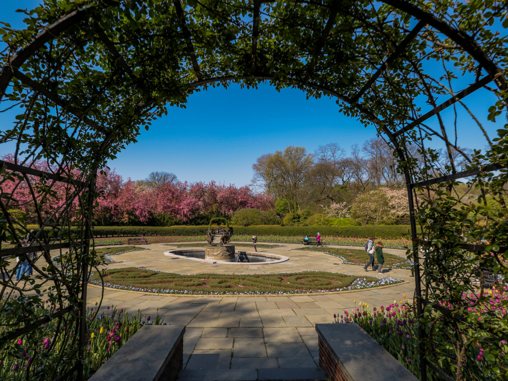 A view of the Garden seen through the arch of the pergola.