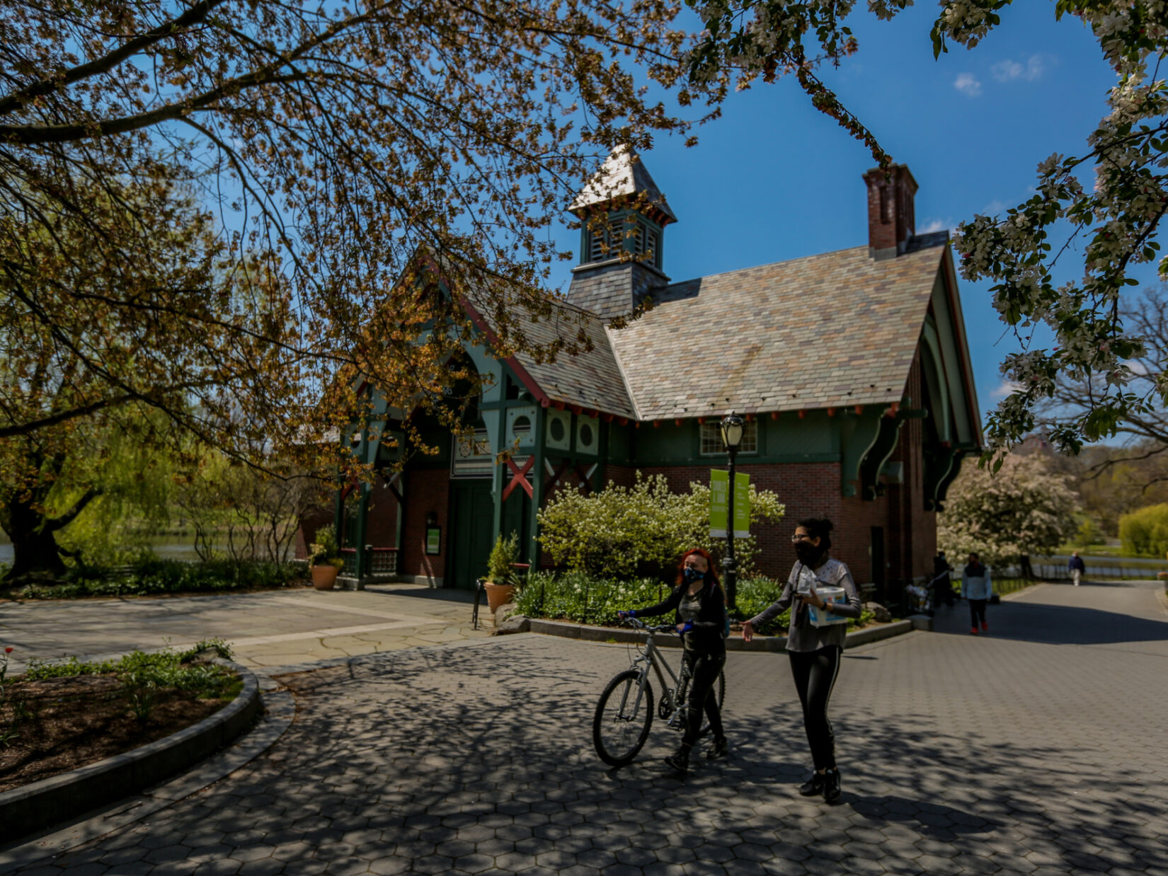 The Dana Discovery Center in Summer with two masked parkgoers in the foreground