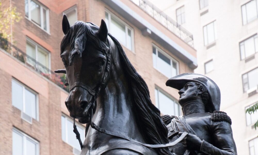 Detail of the statue, featuring the horse's head and profile of San Martin.