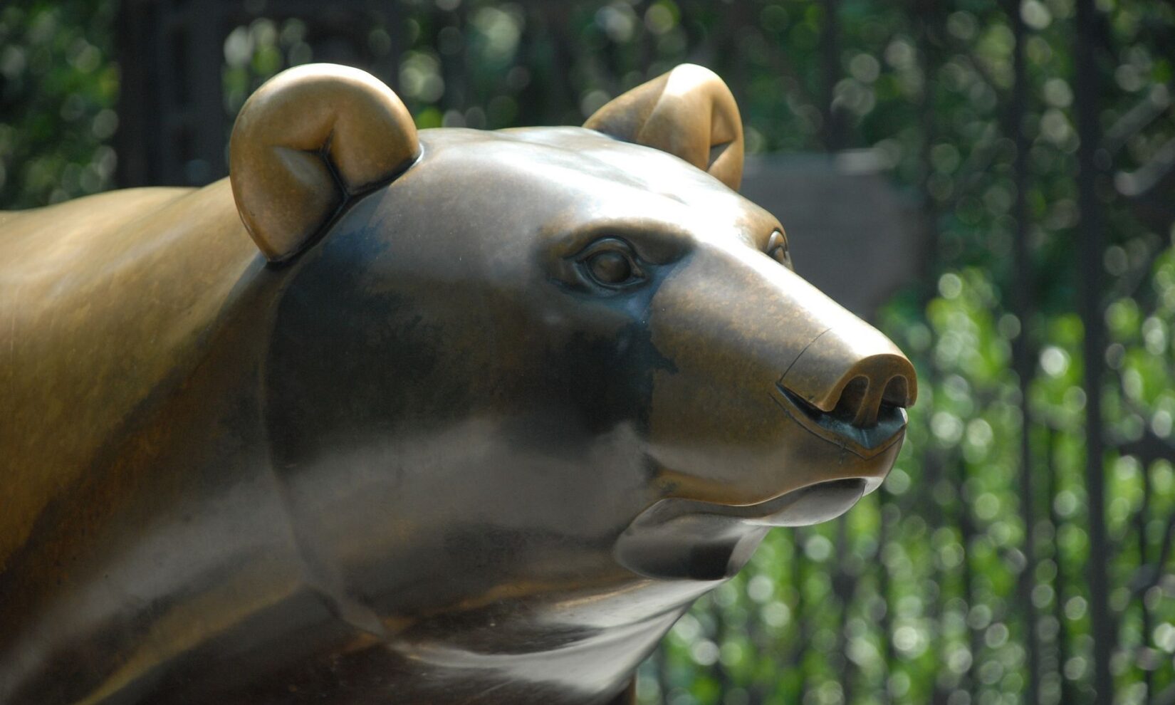 Detail of the head, showing the sculptural features of one of the bears.