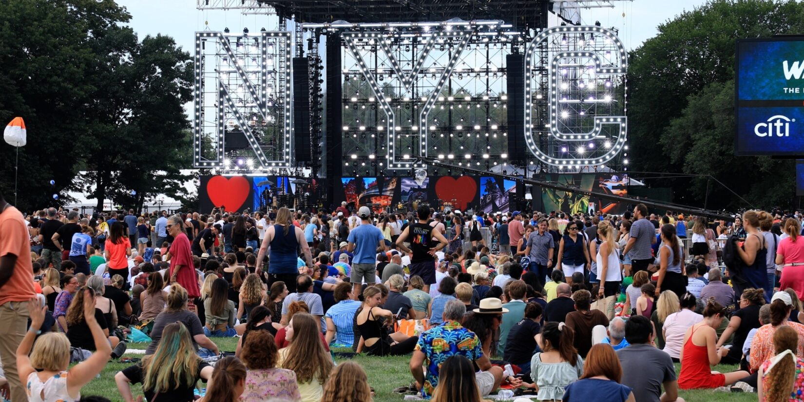 Huge crowds of visitors at the Homecoming concert in Central Park