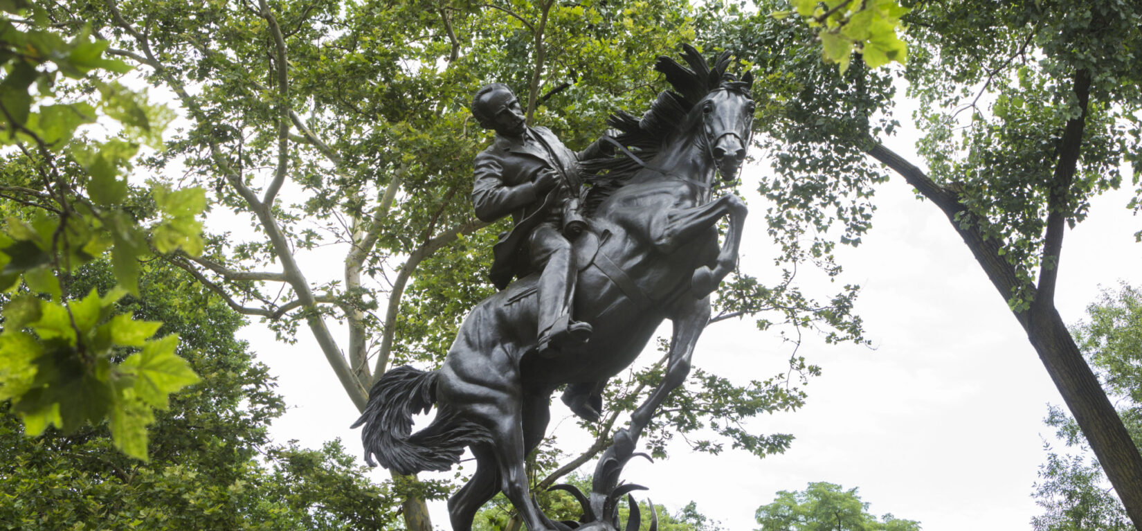 The Cuban patriot is show astride a reading horse