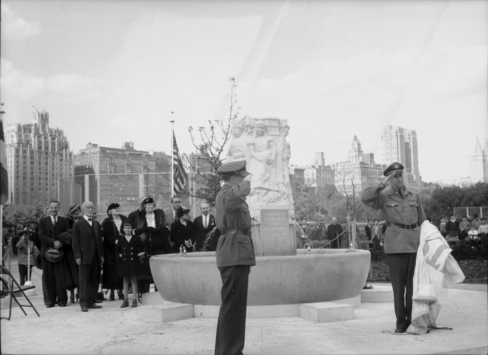 Contemporary photo of the unveiling of the fountain