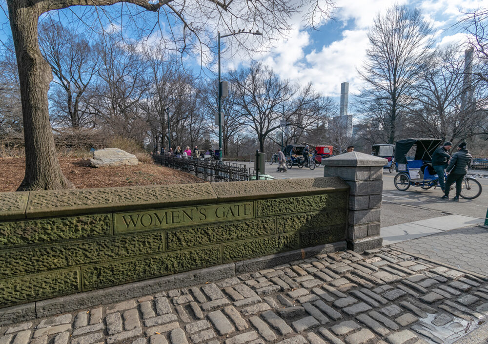 The gate in winter, with numerous pedicabs and parkgoers in the background